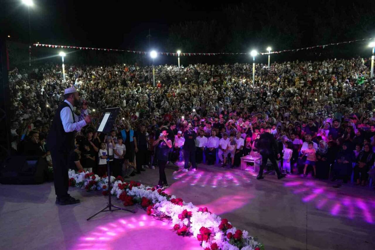 Adıyaman Kâhta Belediyesi tarafından düzenlenen Celal Karatüre İlahi Programı, binlerce