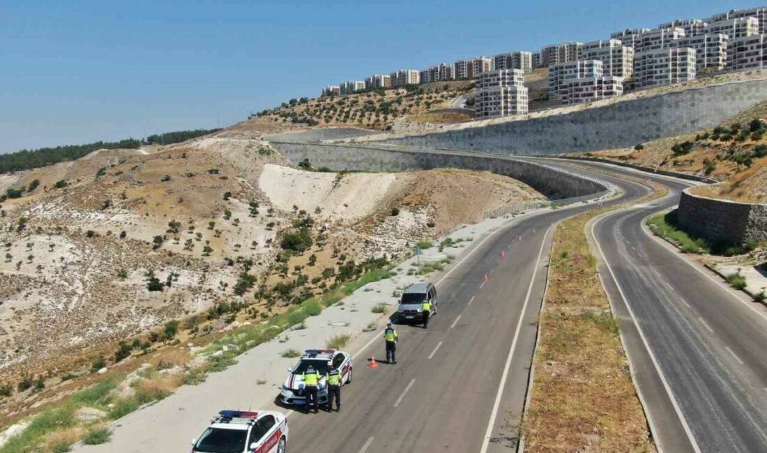 Kilis’te jandarma ekiplerince dron destekli trafik denetimi yapıldı.