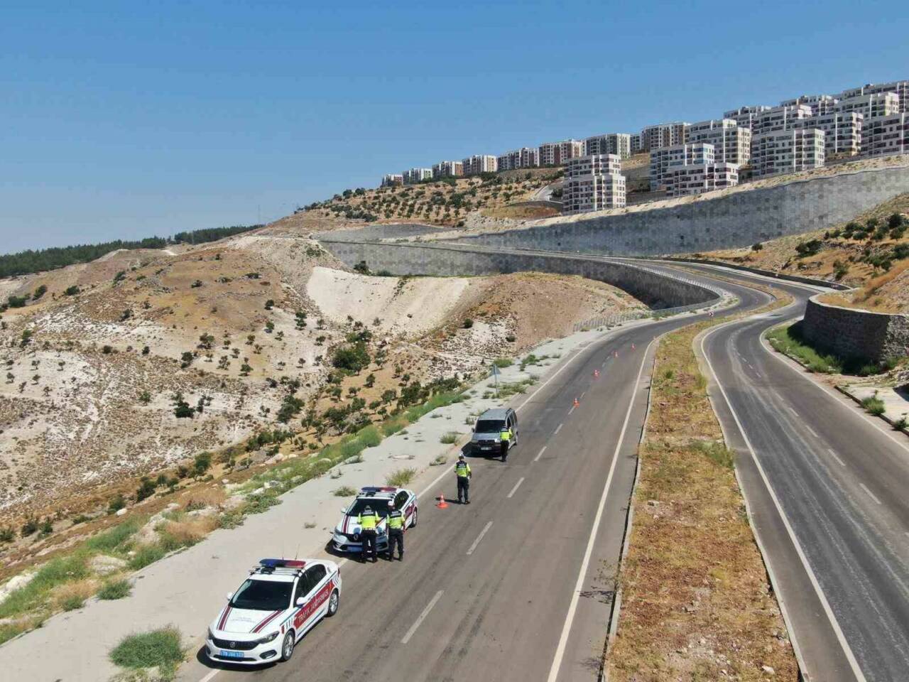 Kilis’te jandarma ekiplerince dron destekli trafik denetimi yapıldı.