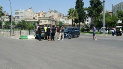 Kilis’te iki otomobilin çarpışması sonucu meydana gelen kazada 4 kişi