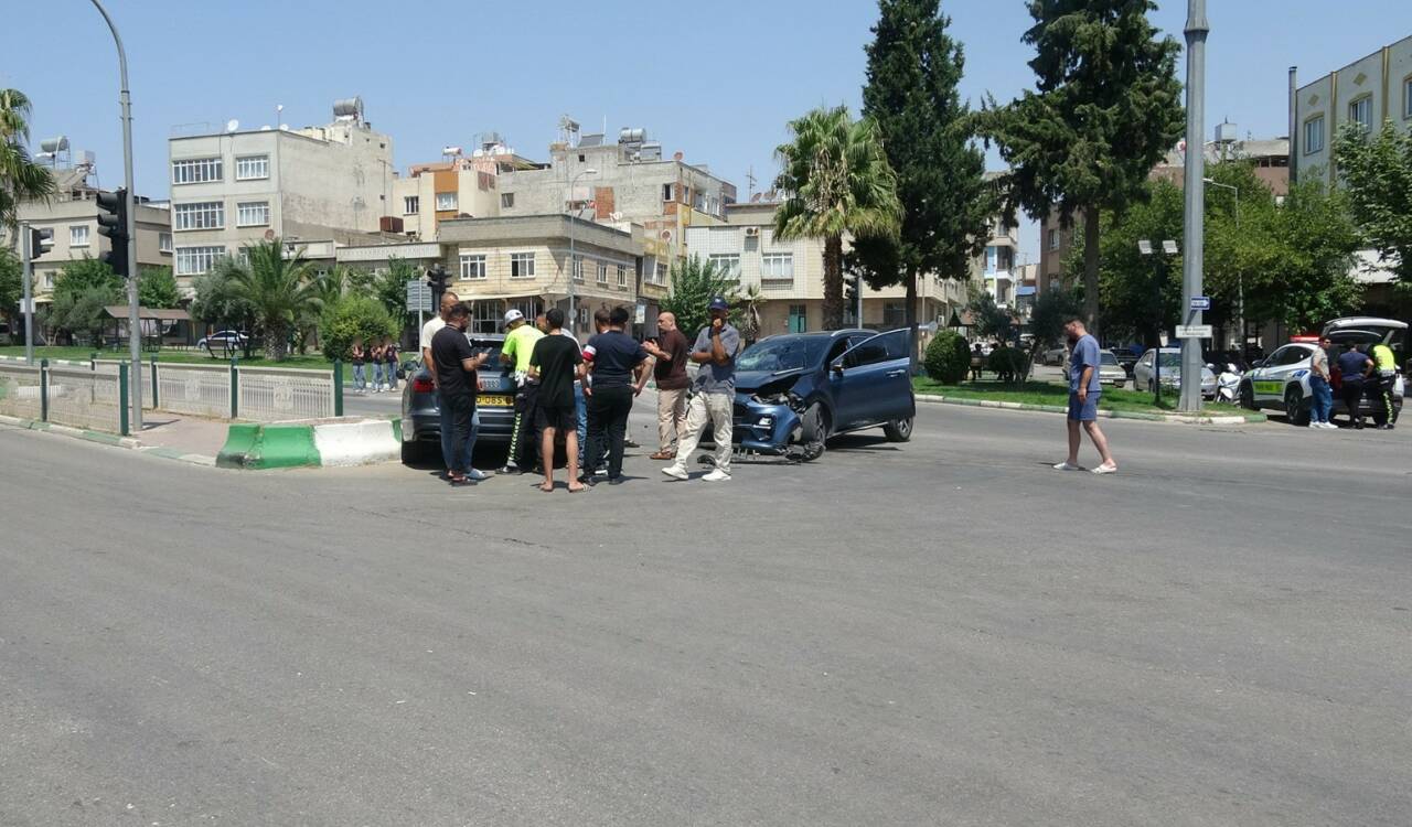 Kilis’te iki otomobilin çarpışması sonucu meydana gelen kazada 4 kişi