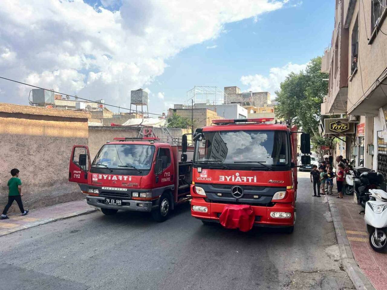 Kilis’te metruk bir evde çıkan yangın, itfaiye ekiplerinin hızlı müdahalesiyle
