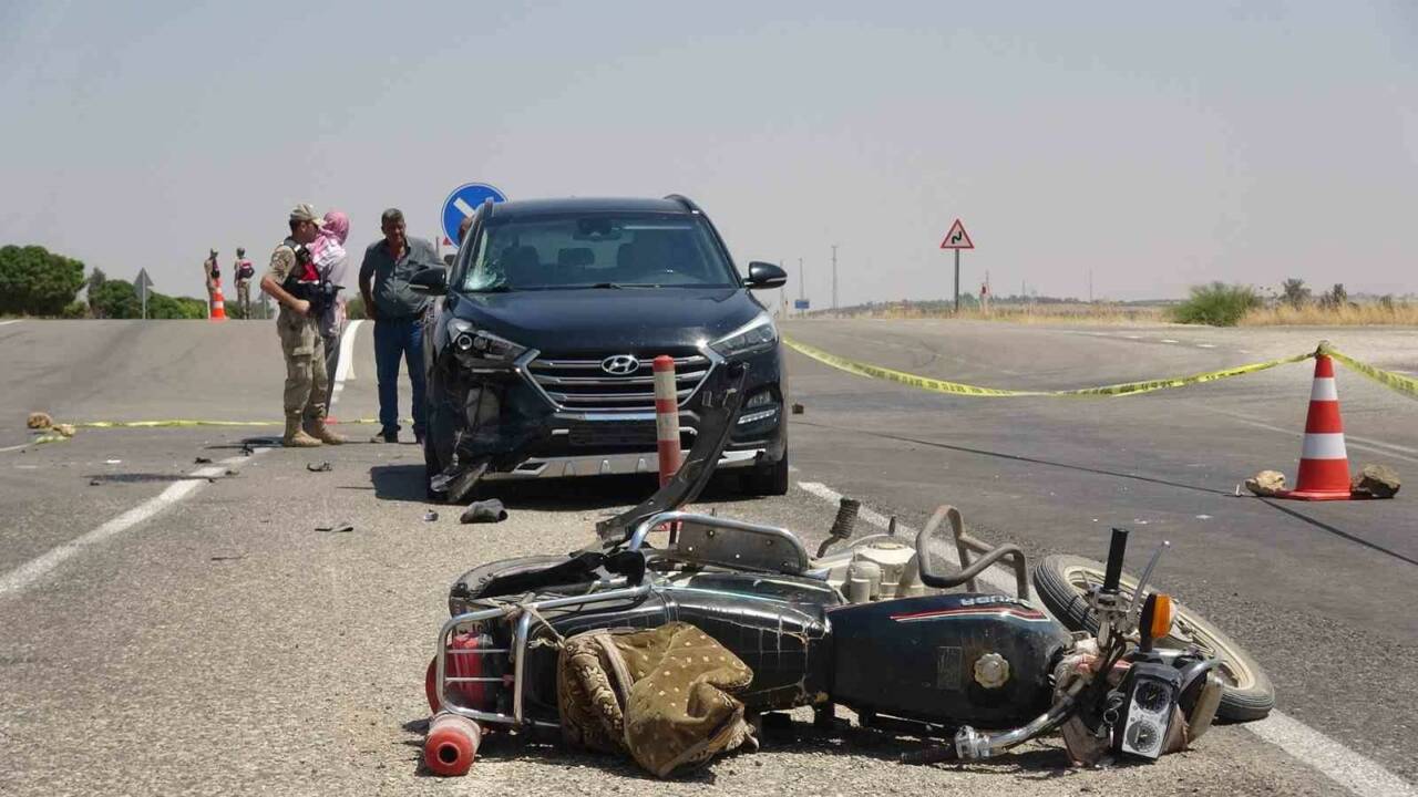 Kilis’in Elbeyli ilçesinde otomobil ile çarpışan motosikletin sürücüsü hayatını kaybetti.