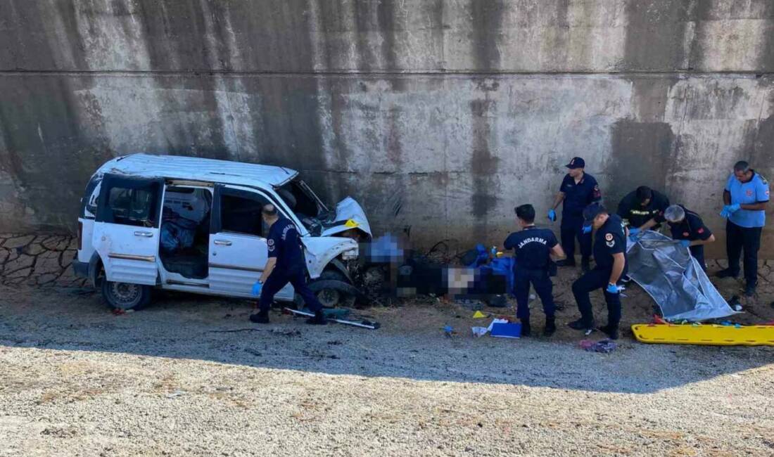 Kontrolden çıkan araç köprüden şarampole uçtu: 2 ölü Gaziantep’in Nurdağı ilçesinde kontroldan çıkan hafif ticari aracın köprüden şarampole