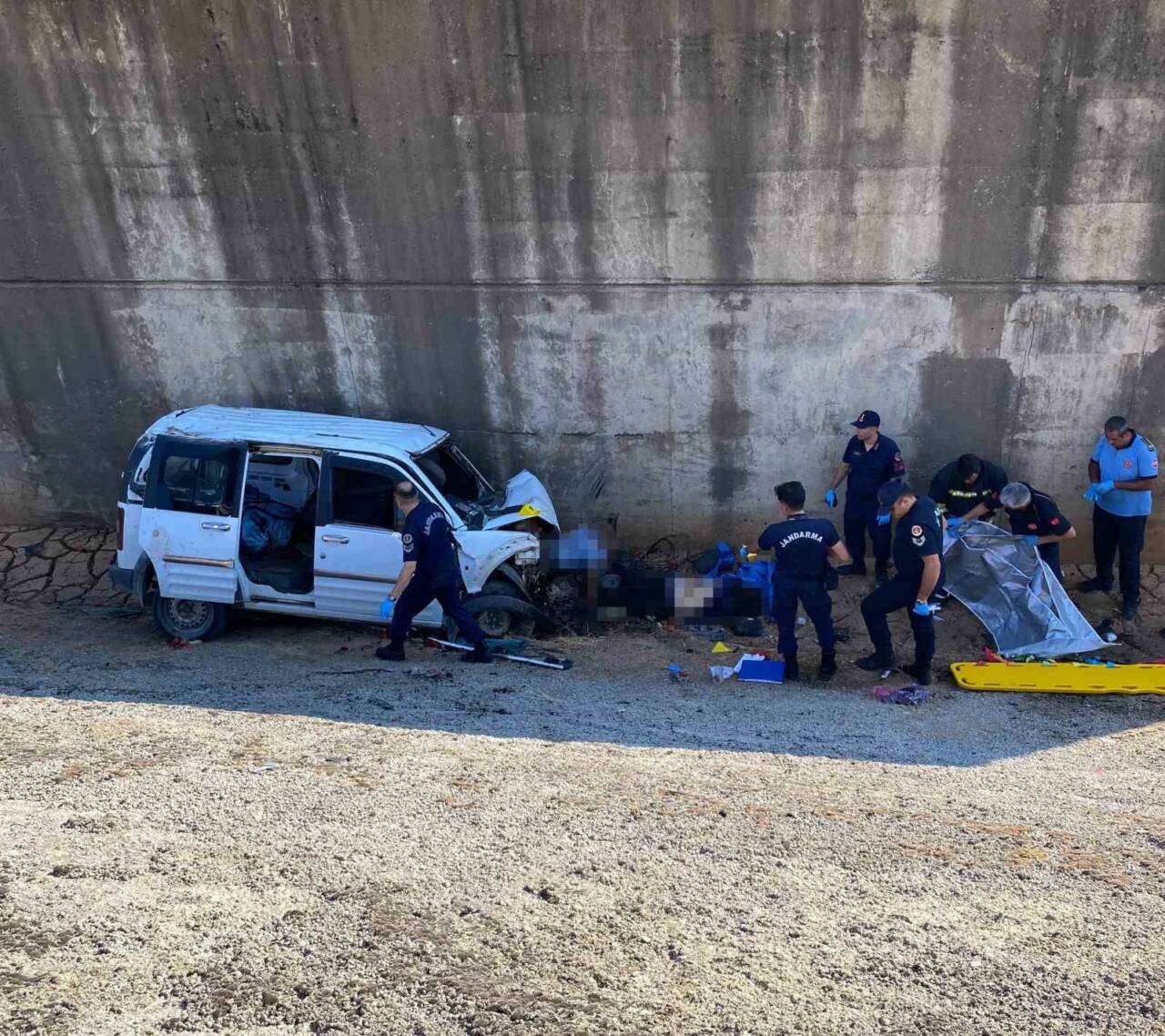 Gaziantep’in Nurdağı ilçesinde kontroldan çıkan hafif ticari aracın köprüden şarampole