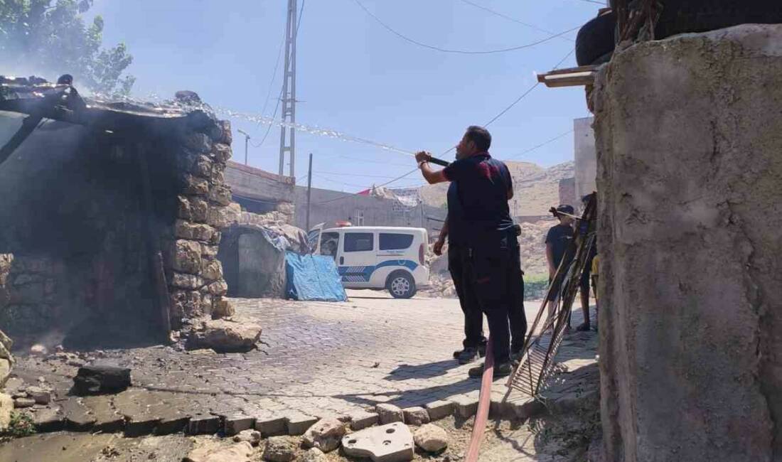 Siirt’in Kurtalan ilçesinde ekmek yapmak için kullanılan tandırda çıkan yangın,