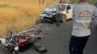 Mardin’in Mazıdağı ilçesinde otomobil ile motosikletin çarpışması sonucu meydana gelen