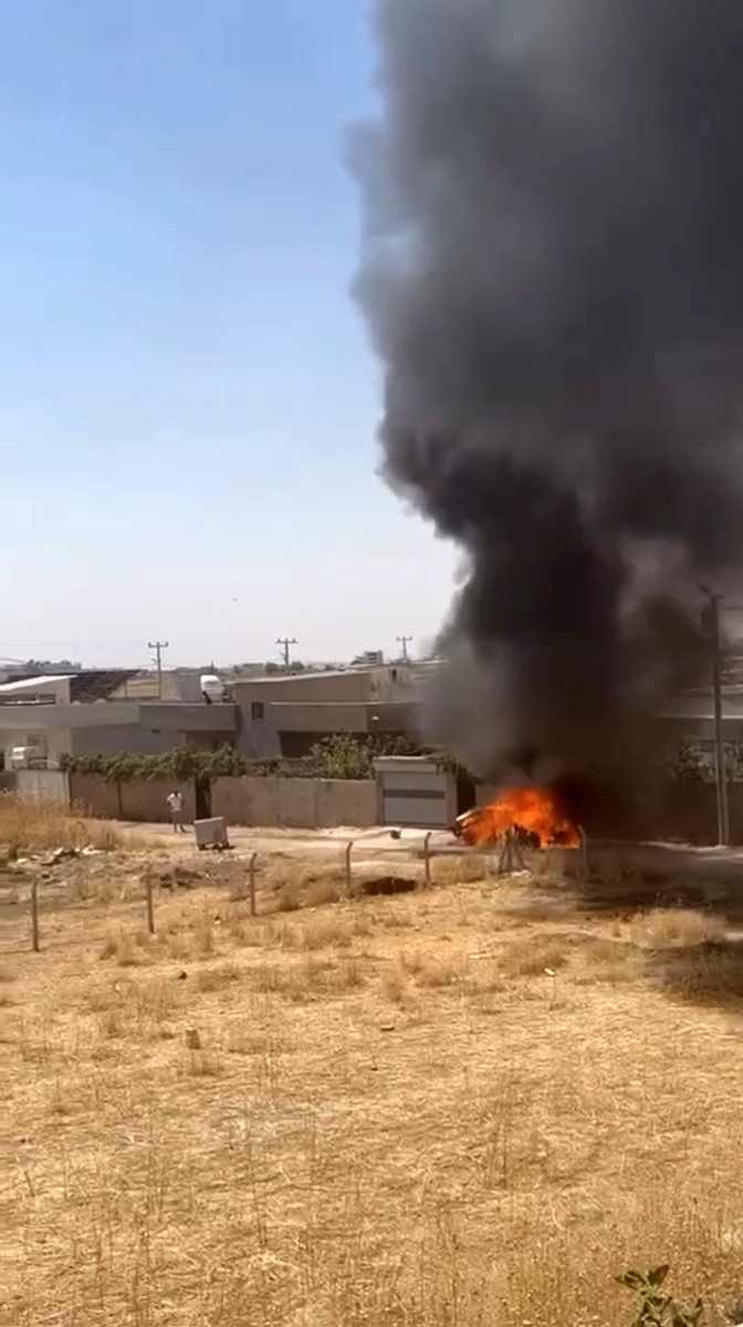 Mardin’in Nusaybin ilçesinde otomobilde meydana gelen patlamanın ardından çıkan yangında