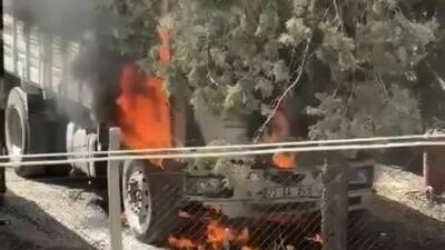 Mardin’in Nusaybin ilçesinde park halindeyken yanan kamyon kullanılamaz hale geldi.