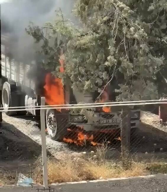 Mardin’in Nusaybin ilçesinde park halindeyken yanan kamyon kullanılamaz hale geldi.