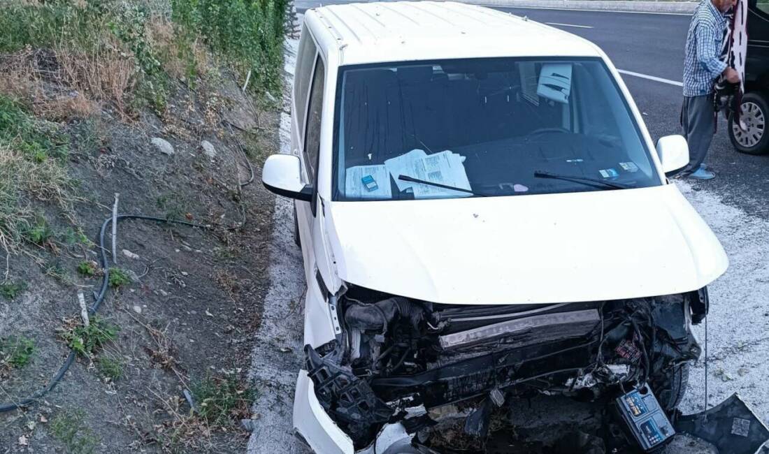 Adıyaman’da menfeze çarpan aracın sürücüsü yaralandı.
