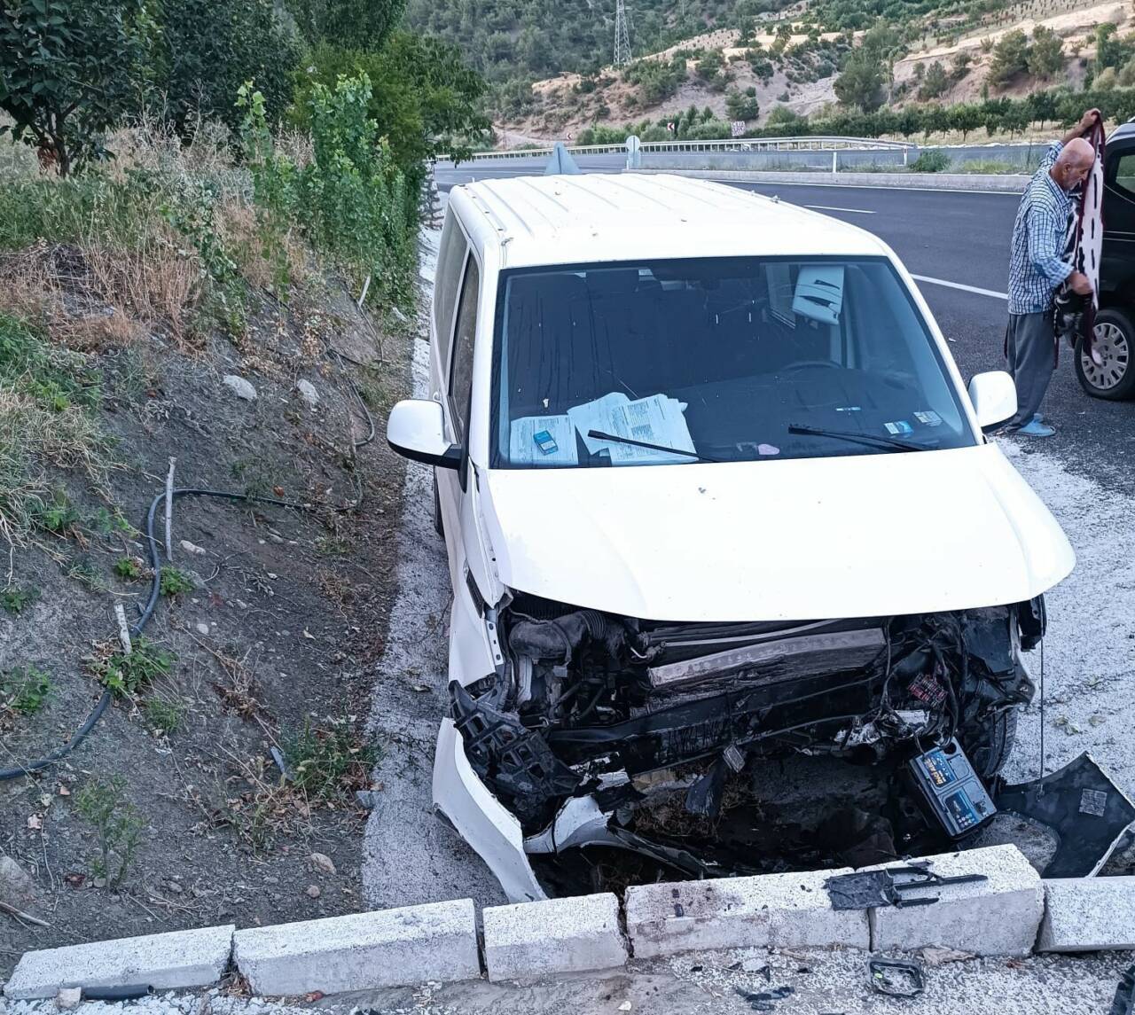 Adıyaman’da menfeze çarpan aracın sürücüsü yaralandı.