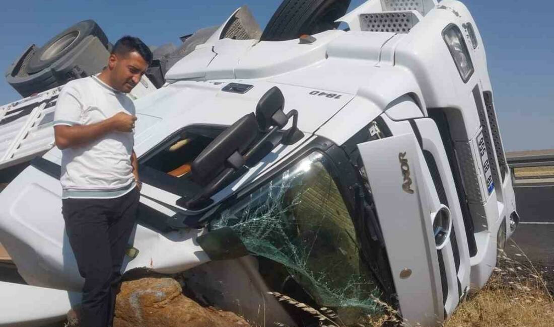 Şanlıurfa’nın Siverek ilçesinde mobilya yüklü tırın şarampole devrilmesi sonucu meydana