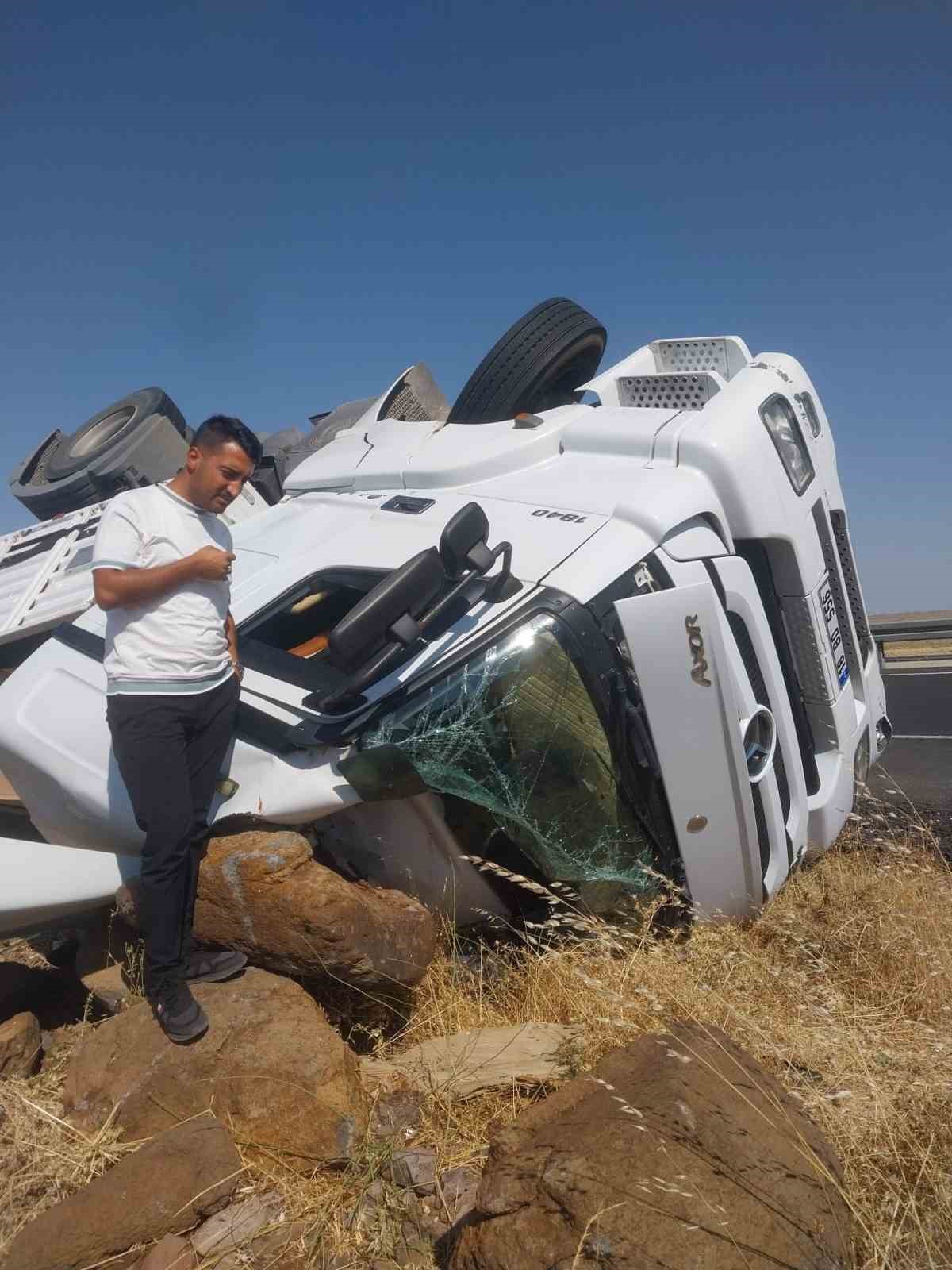 Mobilya yüklü tır devrildi, sürücü yaralandı