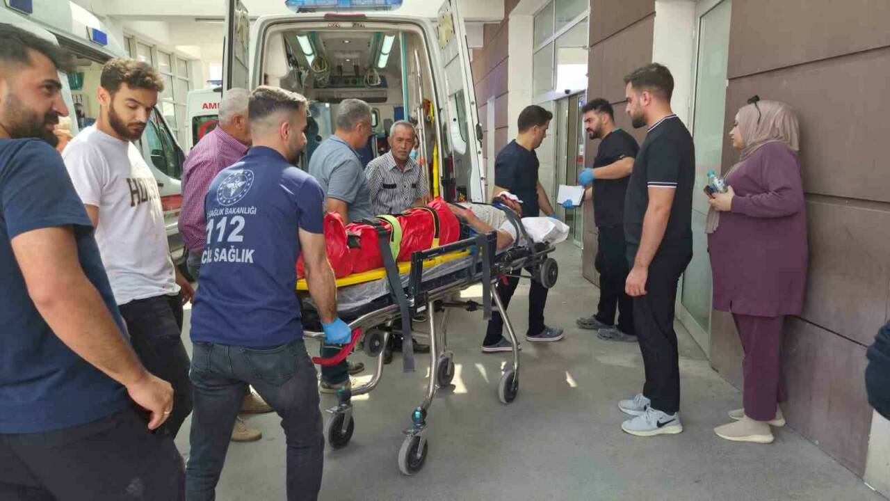 Adıyaman’da, motosiklet ile otomobilin çarpışması sonucu 1 kişi ağır yaralandı.