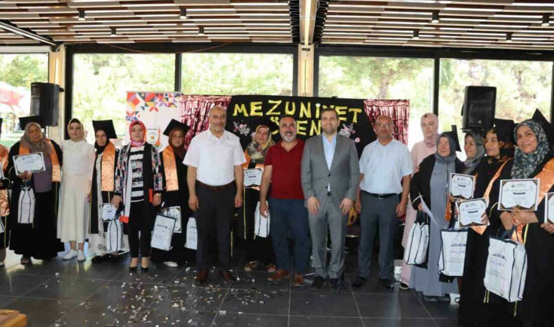 Okuma yazma öğrenen anneler mezuniyet sevinci yaşadı Şanlıurfa Büyükşehir Belediyesi Kadın Destek Merkezleri’nde okuma yazma kurslarını başarıyla