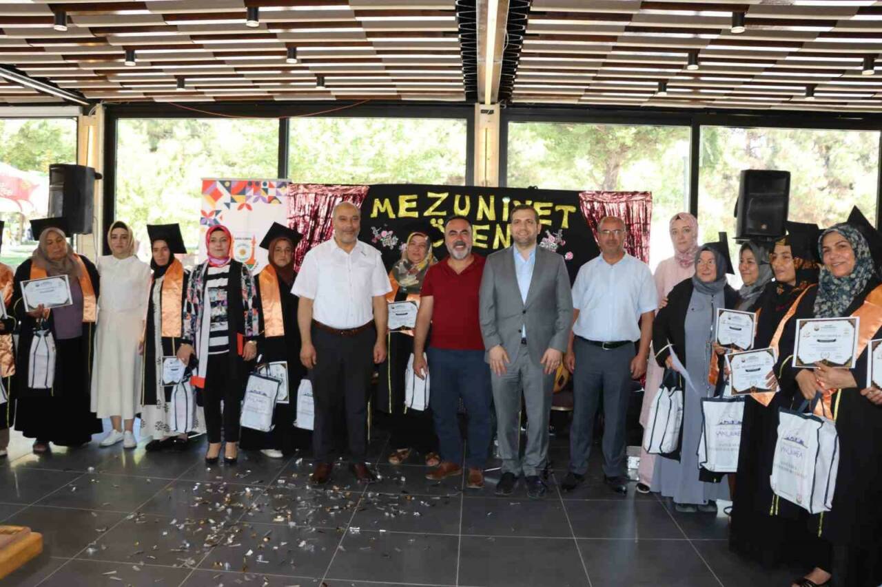 Şanlıurfa Büyükşehir Belediyesi Kadın Destek Merkezleri’nde okuma yazma kurslarını başarıyla