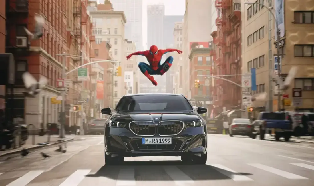 BMW’nin bazı otomobillerin multimedya ekranlarında film tanıtımı göstermeye başlaması, araç