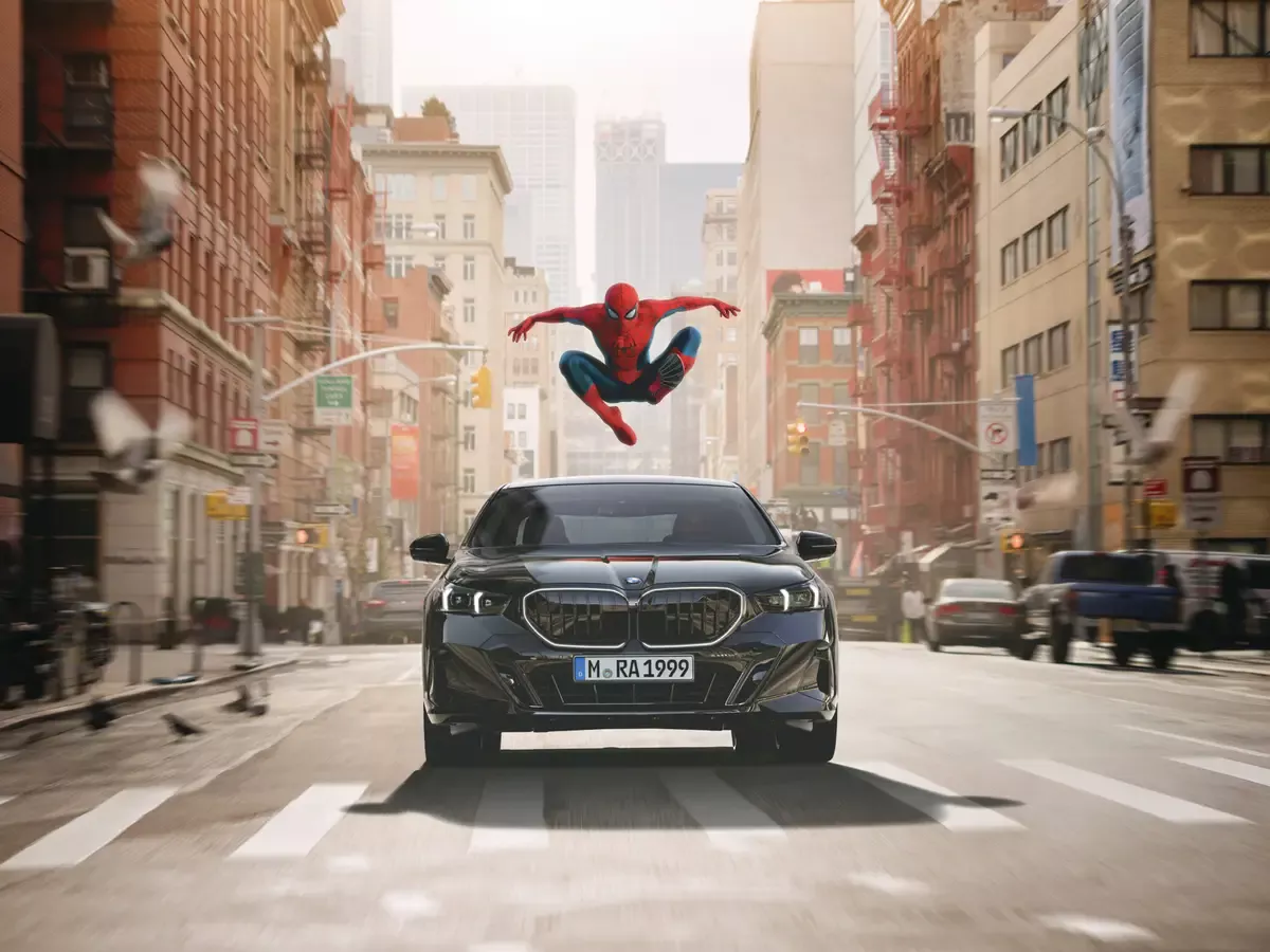 BMW’nin bazı otomobillerin multimedya ekranlarında film tanıtımı göstermeye başlaması, araç