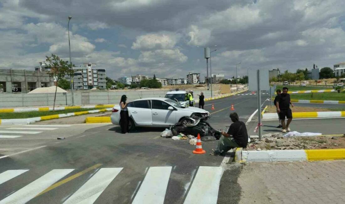 Adıyaman'da, Yeni Sanayi Mahallesi akıllı kavşakta otomobil ile motosikletin çarpıştığı