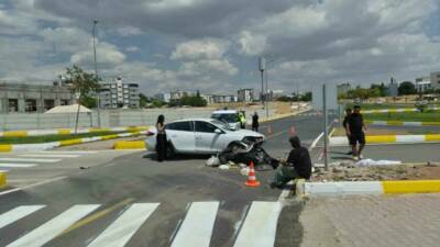 Adıyaman'da, Yeni Sanayi Mahallesi akıllı kavşakta otomobil ile motosikletin çarpıştığı