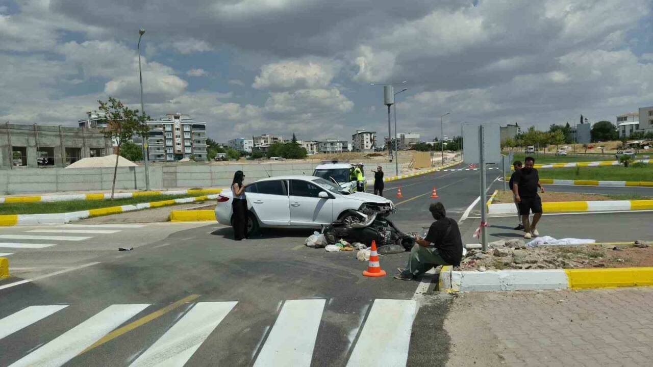 Otomobil ile motosiklet çarpıştı: 1 yaralı