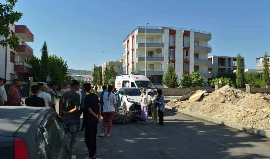 Adıyaman’da otomobil ile motosikletin çarpışması sonucu 2 kişi yaralandı.