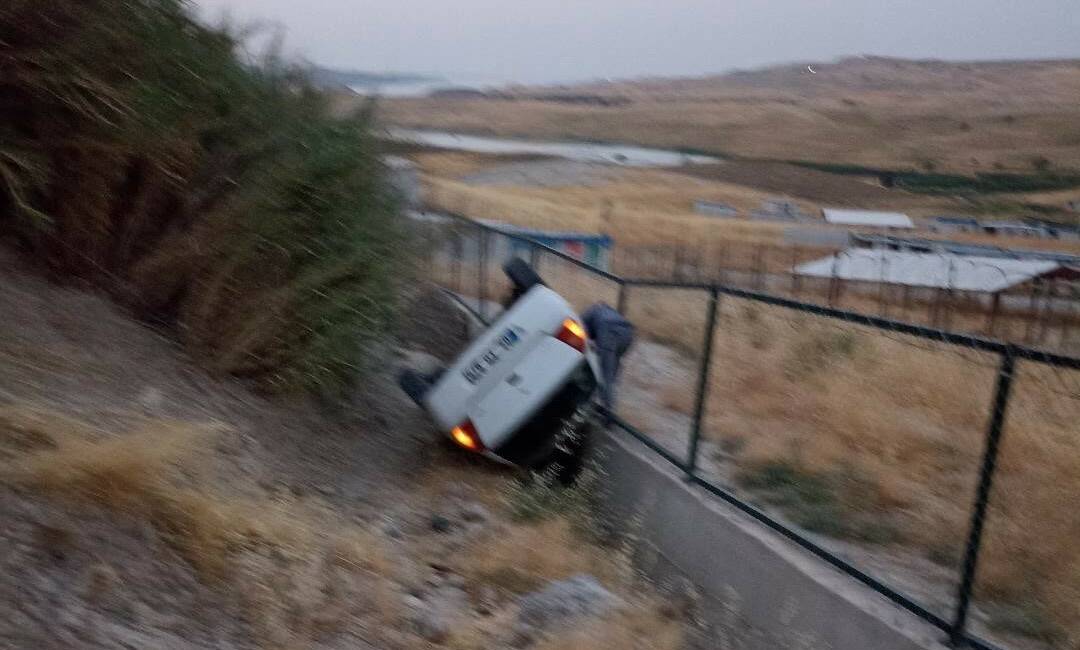 Otomobil şarampole yuvarlandı Adıyaman merkez Sitilce mevkiinde sürücüsünün direksiyon hakimiyetini kaybetmesi sonucu 02