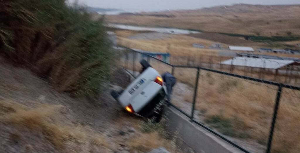 Otomobil şarampole yuvarlandı