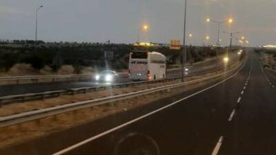 Şanlıurfa-Gaziantep Otoyolu’nun Birecik çıkışında ters yönde ilerleyen yolcu otobüsü, sürücülere