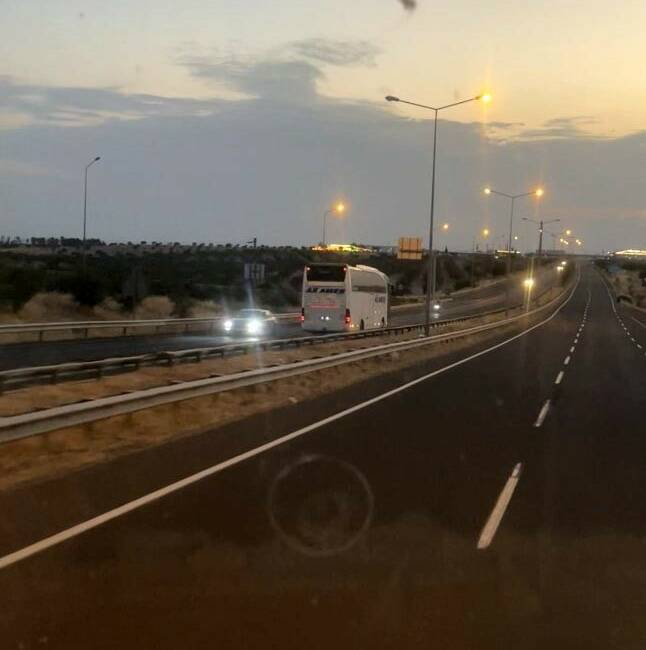 Otoyolda tehlikeli anlar: Yolcu otobüsü ters yönde ilerledi Şanlıurfa-Gaziantep Otoyolu’nun Birecik çıkışında ters yönde ilerleyen yolcu otobüsü, sürücülere