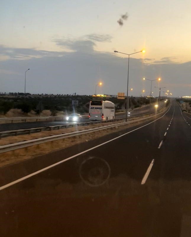 Şanlıurfa-Gaziantep Otoyolu’nun Birecik çıkışında ters yönde ilerleyen yolcu otobüsü, sürücülere