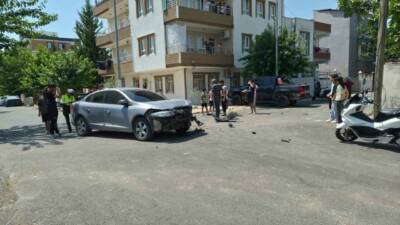 Adıyaman’da pikap ile otomobilin çarpışması sonucu meydana gelen trafik kazasında
