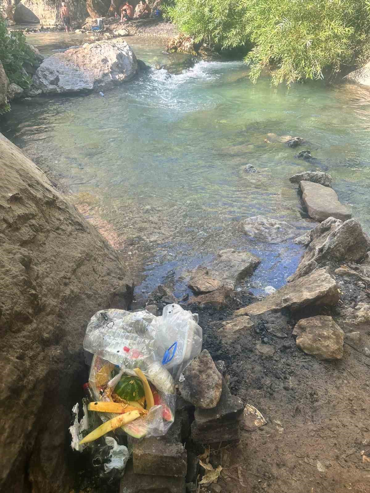 Diyarbakır’ın Çermik ilçesi Sinek Çayı bölgesinde çevreye bırakılan çöpler vatandaşların