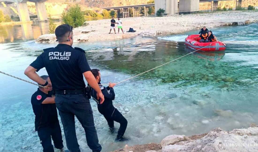 Adıyaman-Şanlıurfa il sınırında bulunan Fırat Nehri’nde köprü altında piknik yaptıkları