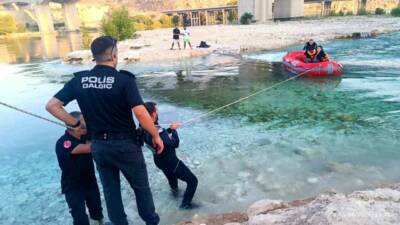 Adıyaman-Şanlıurfa il sınırında bulunan Fırat Nehri’nde köprü altında piknik yaptıkları