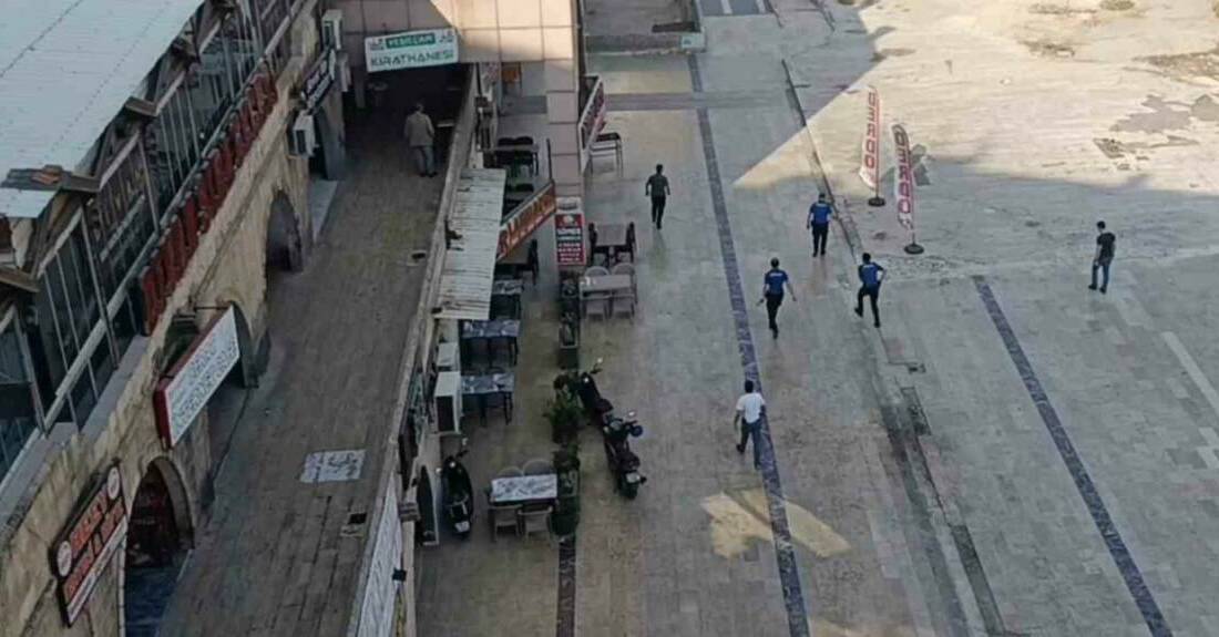 Şanlıurfa’da elindeki mutfak bıçağıyla polis aracının camını kırıp ekiplere saldıran