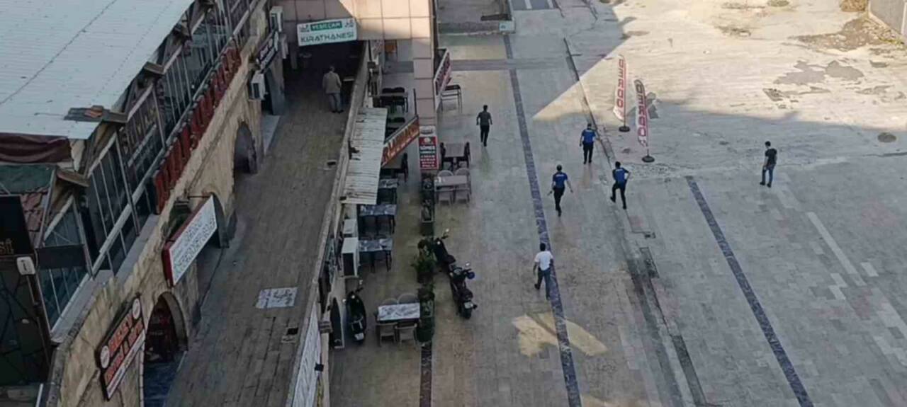 Şanlıurfa’da elindeki mutfak bıçağıyla polis aracının camını kırıp ekiplere saldıran