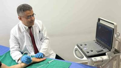 Fiziksel Tıp ve Rehabilitasyon Uzmanı Prof. Dr. İrfan Koca, el,