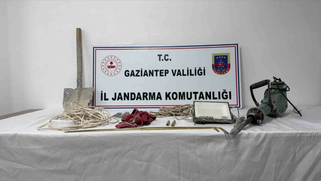 ’Salak Milyoner’ filmi gerçek oldu: Define bulmak için evin altında metrelerce kazı yaptılar