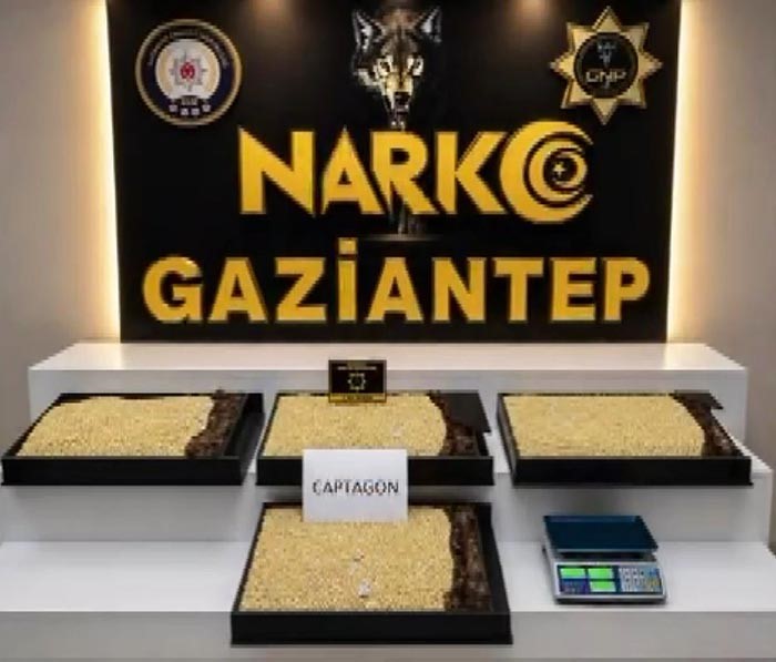 Sanayi tipi mutfak araçlarına gizlenmiş 400 bin Captagon hap ele geçirildi Gaziantep’te yurt dışına gönderilmek üzere sanayi tipi mutfak araçlarının içerisine