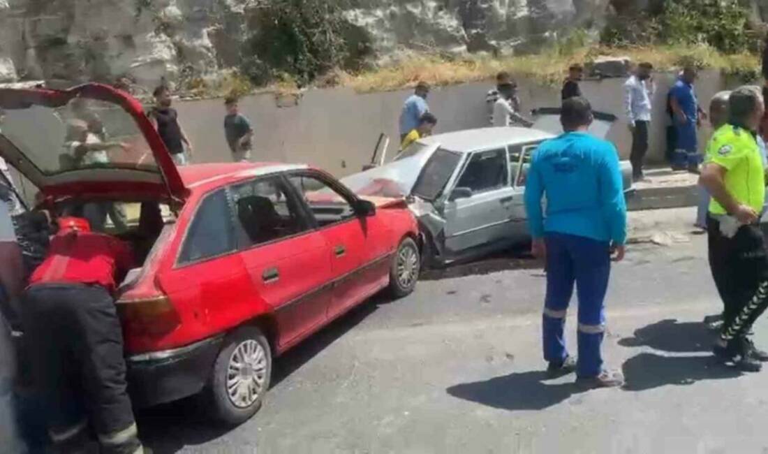 Şanlıurfa'da Birecik Tüneli çıkışında iki otomobilin kafa kafaya çarpışması sonucu
