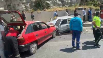 Şanlıurfa'da Birecik Tüneli çıkışında iki otomobilin kafa kafaya çarpışması sonucu