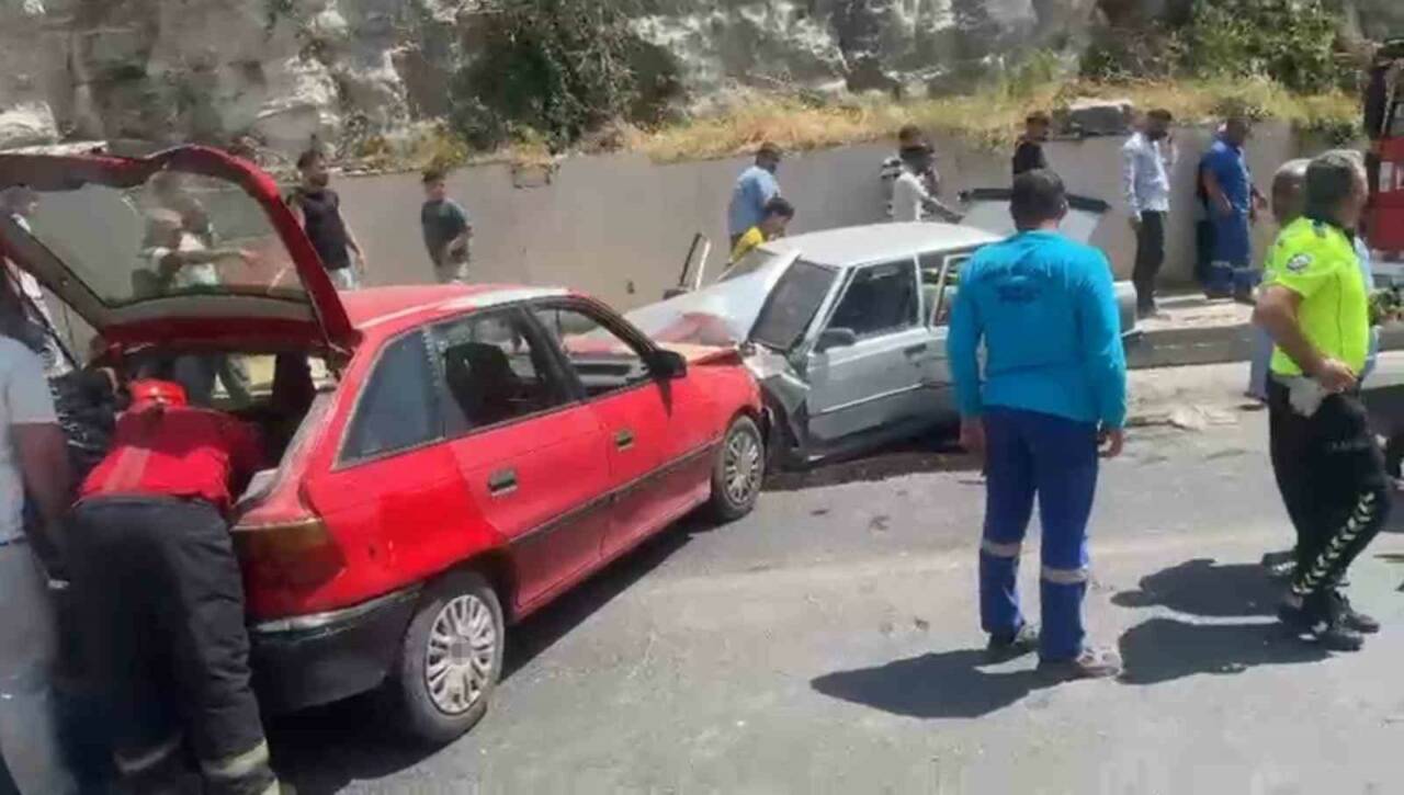 Şanlıurfa’da iki otomobil kafa kafaya çarpıştı: 3 yaralı
