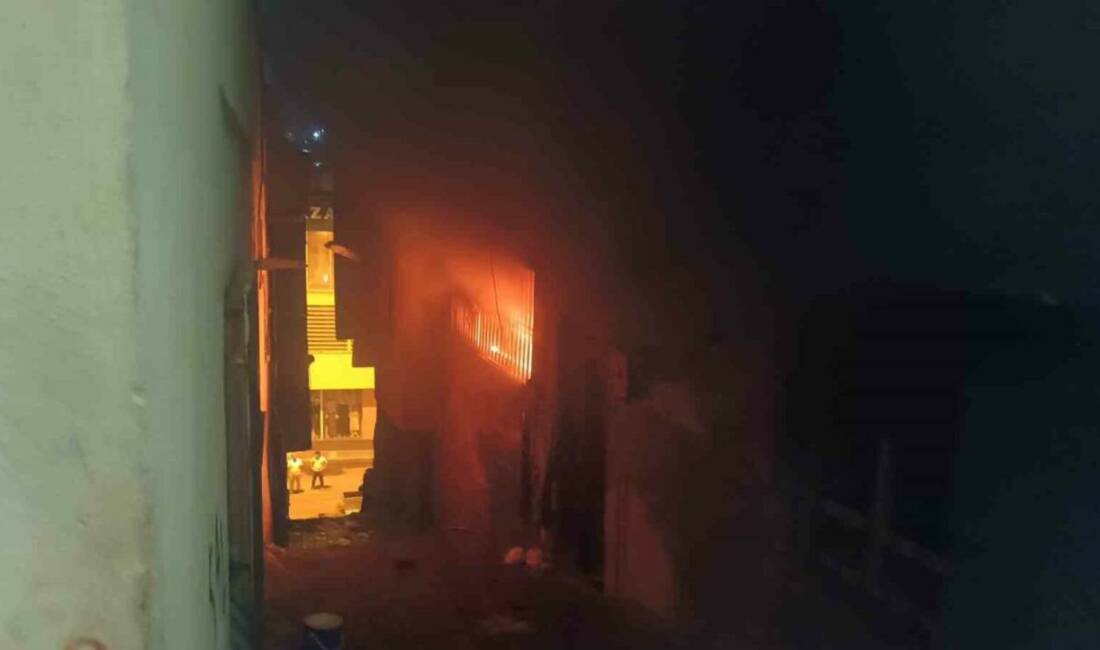 Şanlıurfa’da bir binanın giriş katında bulunan dairede çıkan yangın itfaiye