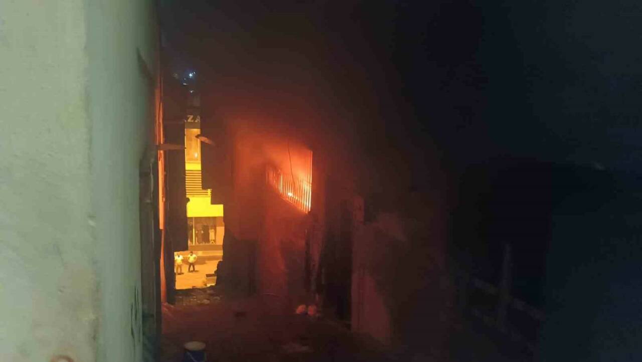 Şanlıurfa’da bir binanın giriş katında bulunan dairede çıkan yangın itfaiye