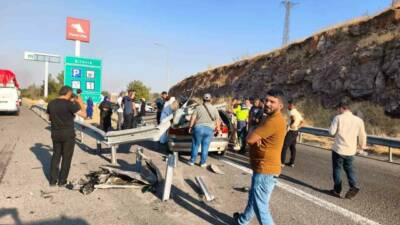 Şanlıurfa’da kontrolden çıkan otomobilin bariyerlere çarptığı kazada 1 kişi hayatını