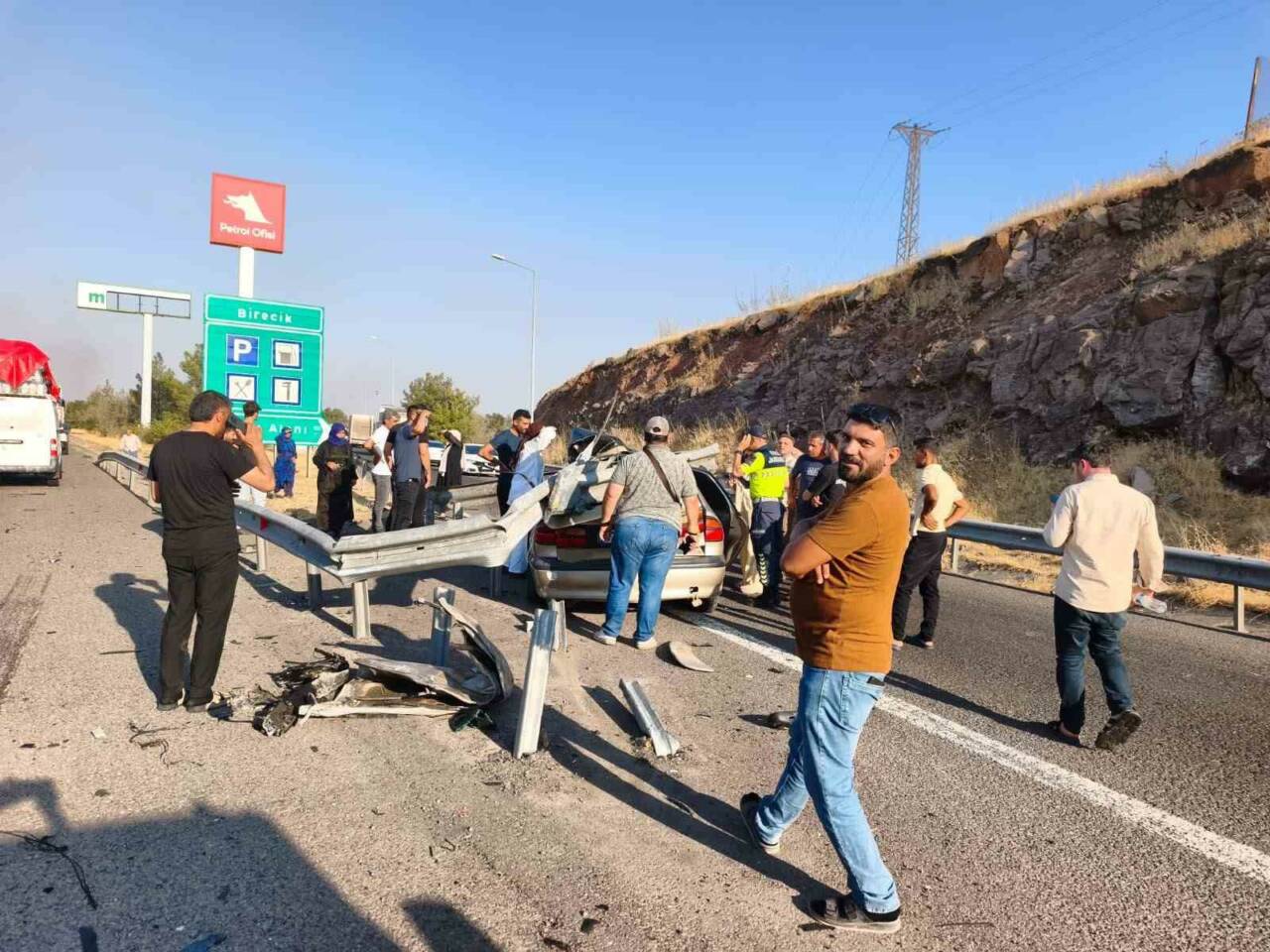 Şanlıurfa’da kontrolden çıkan otomobilin bariyerlere çarptığı kazada 1 kişi hayatını