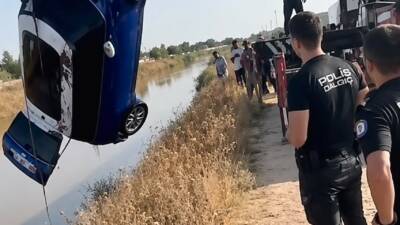 Şanlıurfa’da dereye devrilen otomobilin sürücüsü kayboldu. Sürücüyü arama çalışmaları sürüyor.