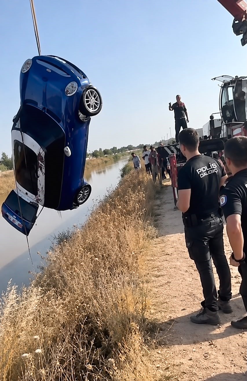 Şanlıurfa’da dereye devrilen otomobilin sürücüsü kayboldu. Sürücüyü arama çalışmaları sürüyor.